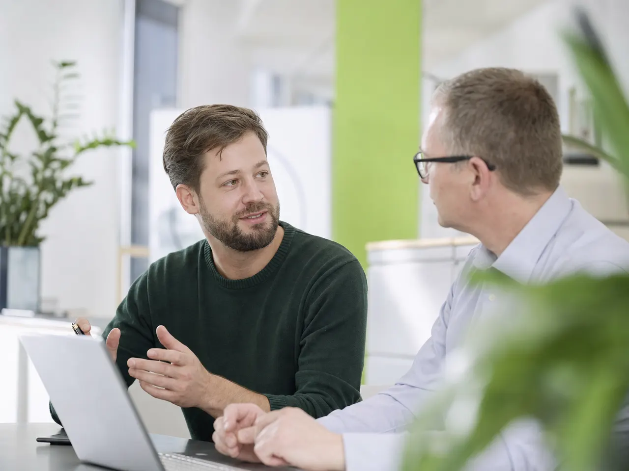 IT-Berater im Gespräch mit einer Geschäftsführung in einem hellen Büro