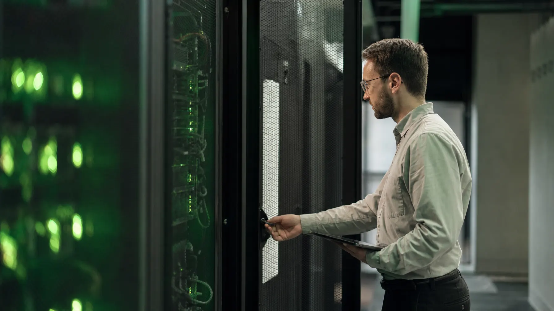 Serverraum mit Cloud-Infrastruktur und langen Rackreihen