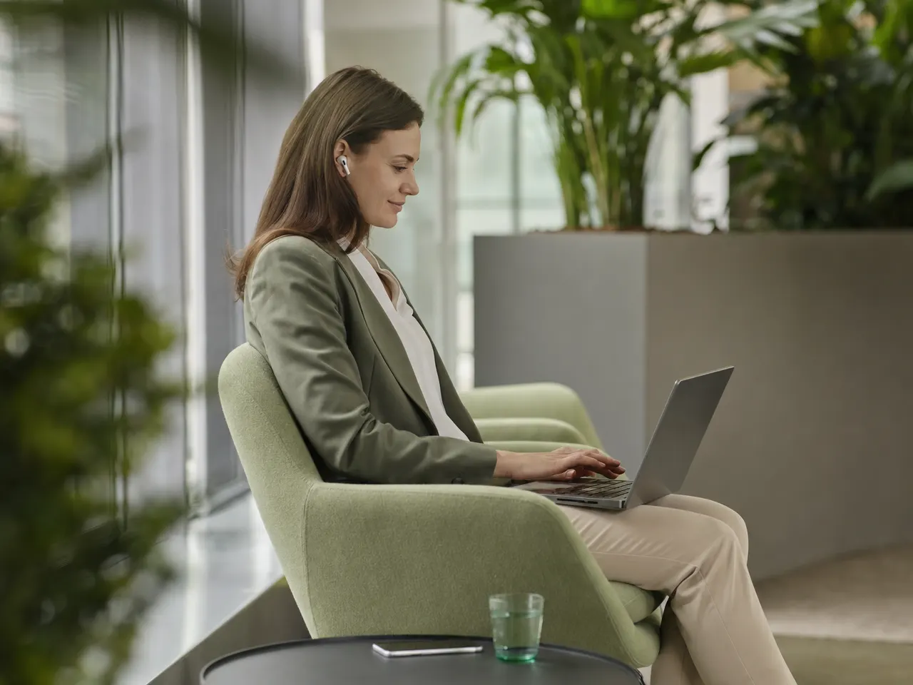 Mitarbeiterin arbeitet mit Notebook über eine gesicherte Verbindung von unterwegs