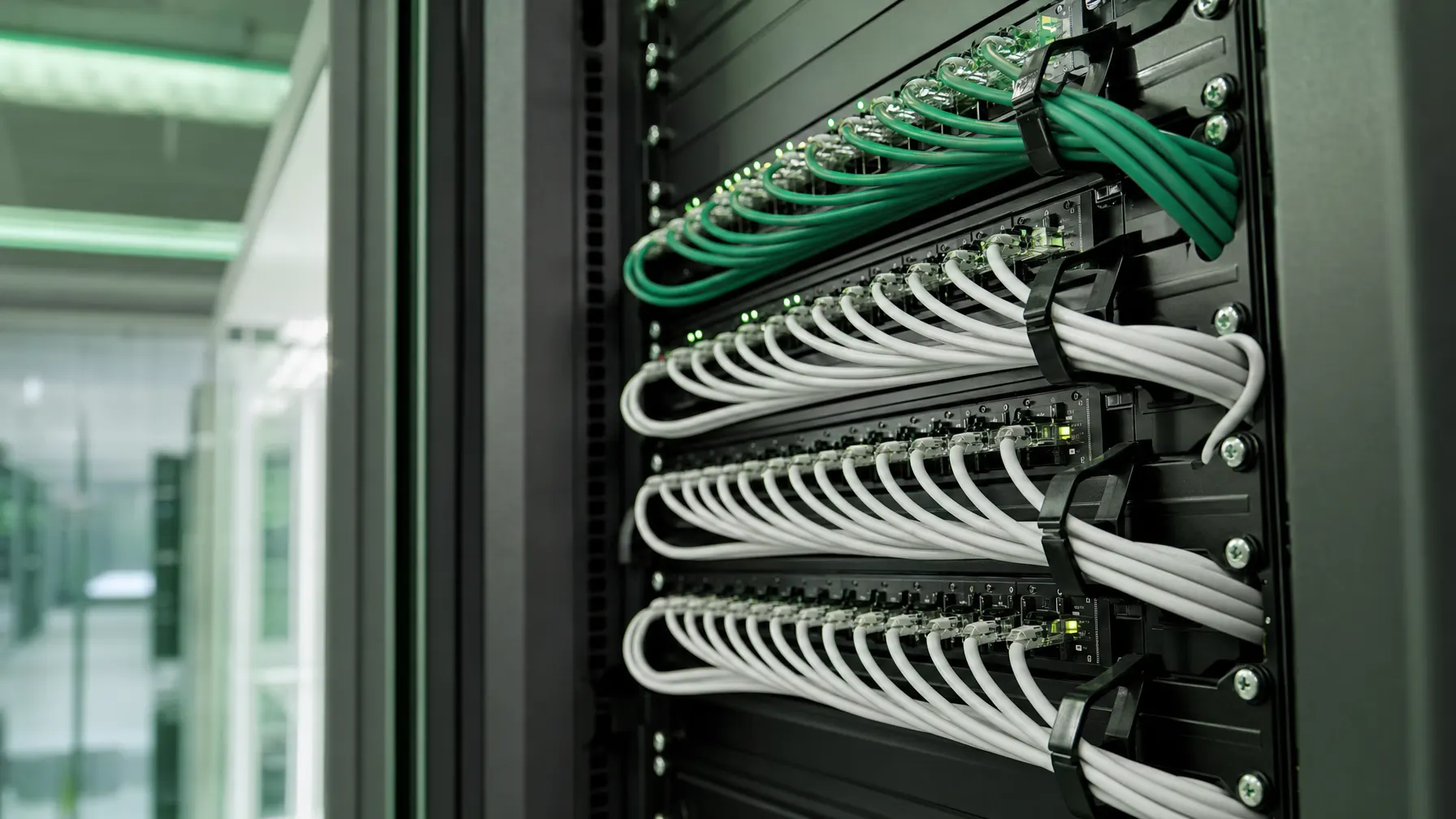 Serverschrank mit sauber gesteckten Patchkabeln und Netzwerktechnik