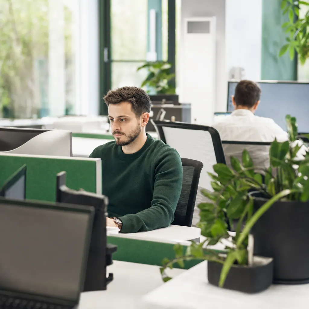 Aufgeräumte moderne IT-Arbeitsplätze in einem hellen Büro