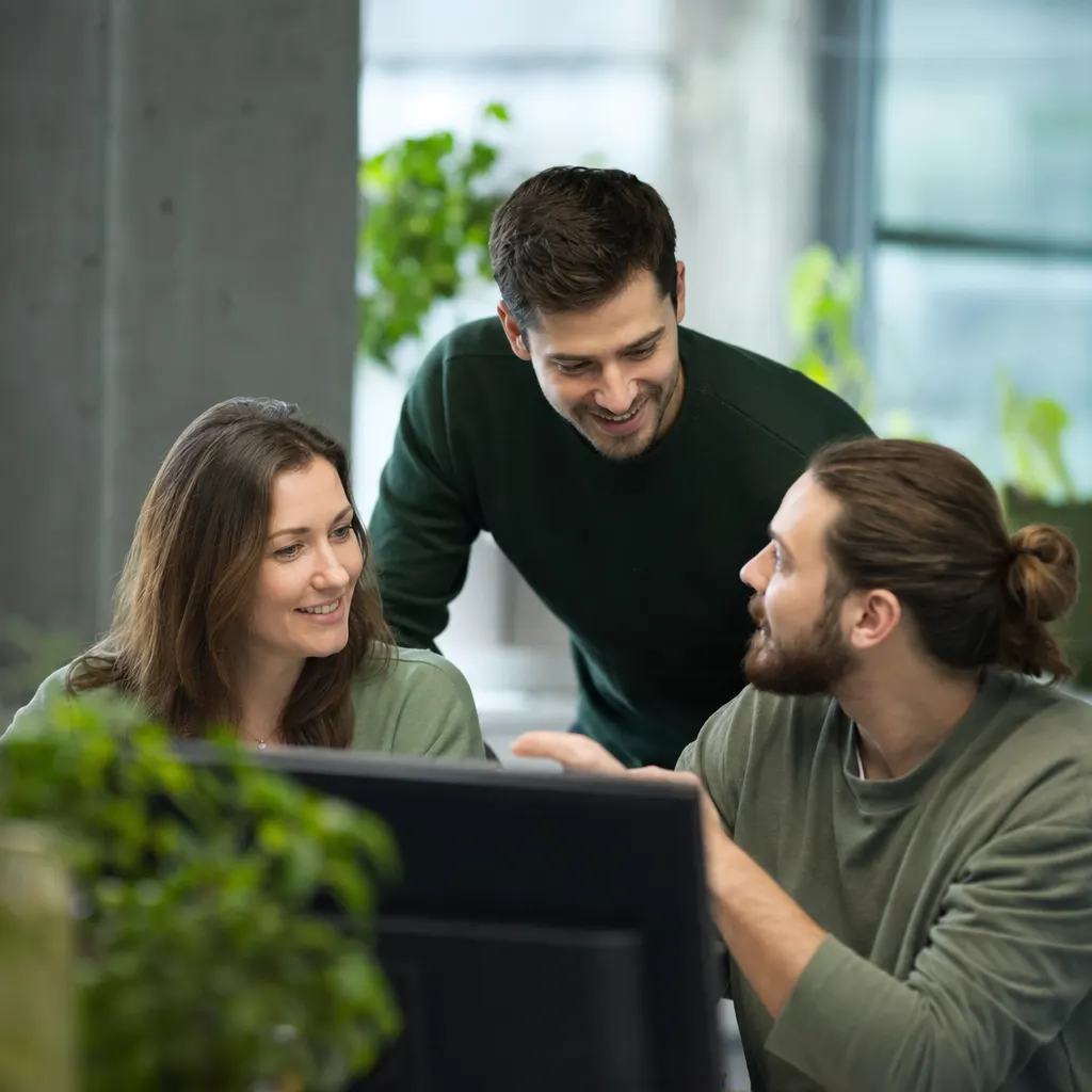 Zwei IT-Fachkräfte besprechen eine Aufgabe gemeinsam im Büro