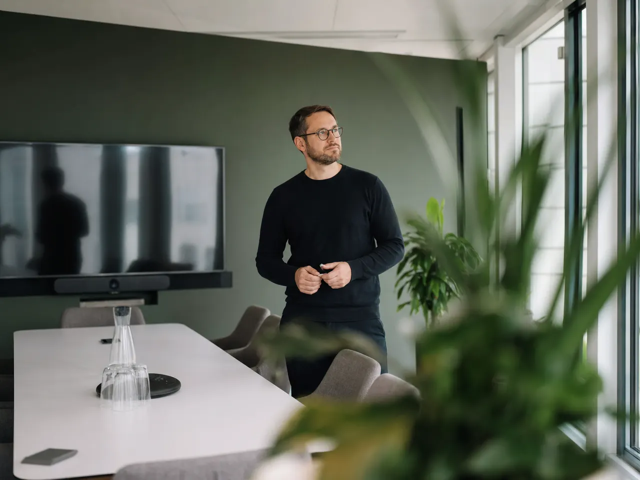 Planer prüft Sitzordnung und Sichtachsen in einem Besprechungsraum