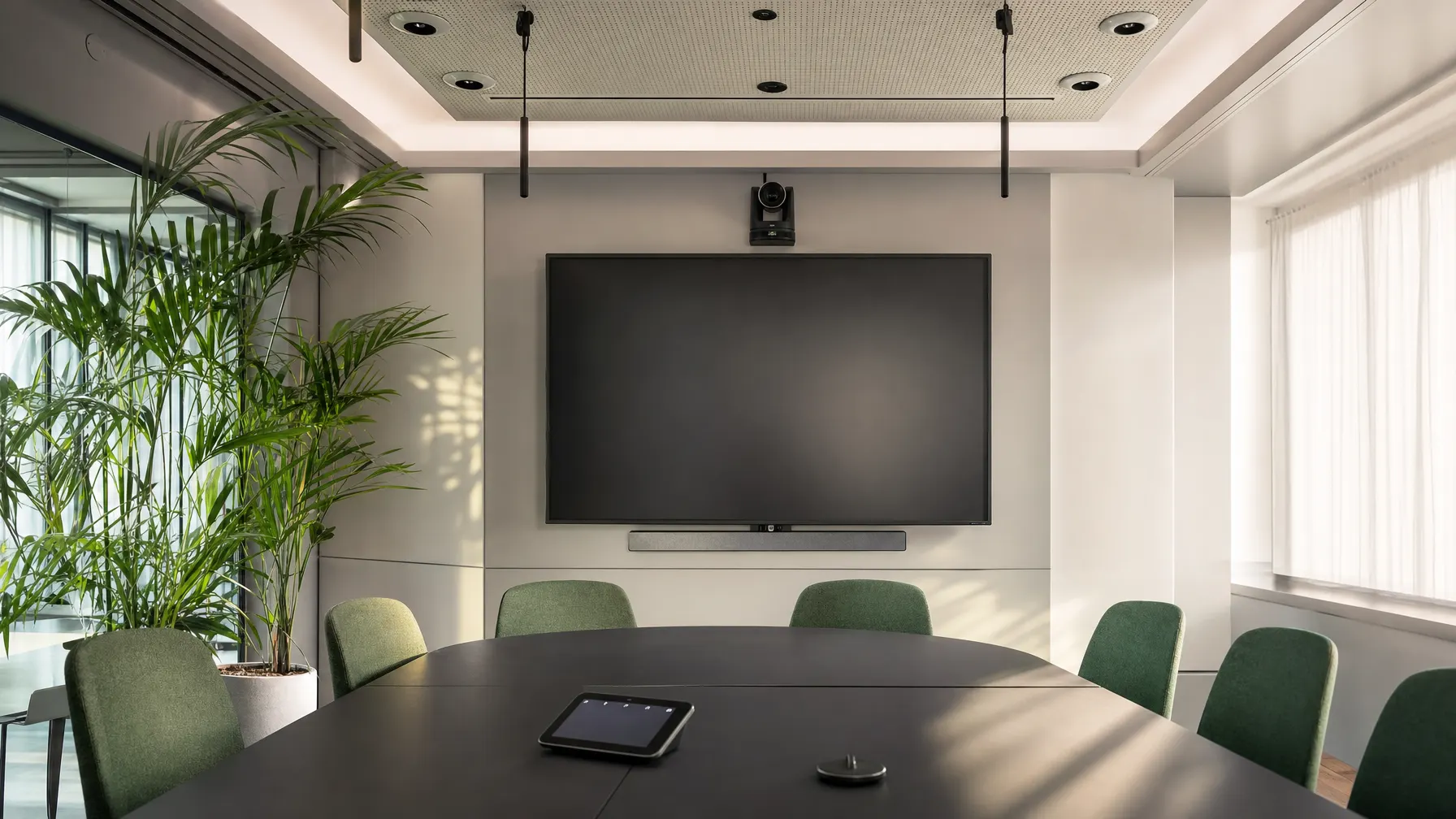 Besprechungsraum mit großem Display, Kamera und Deckenmikrofonen