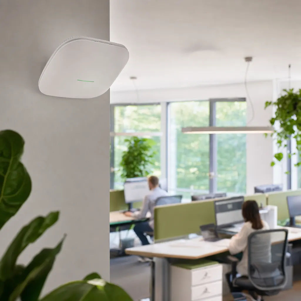 Ausgeleuchtetes Business-WLAN in einem modernen Büro mit Access Point an der Decke