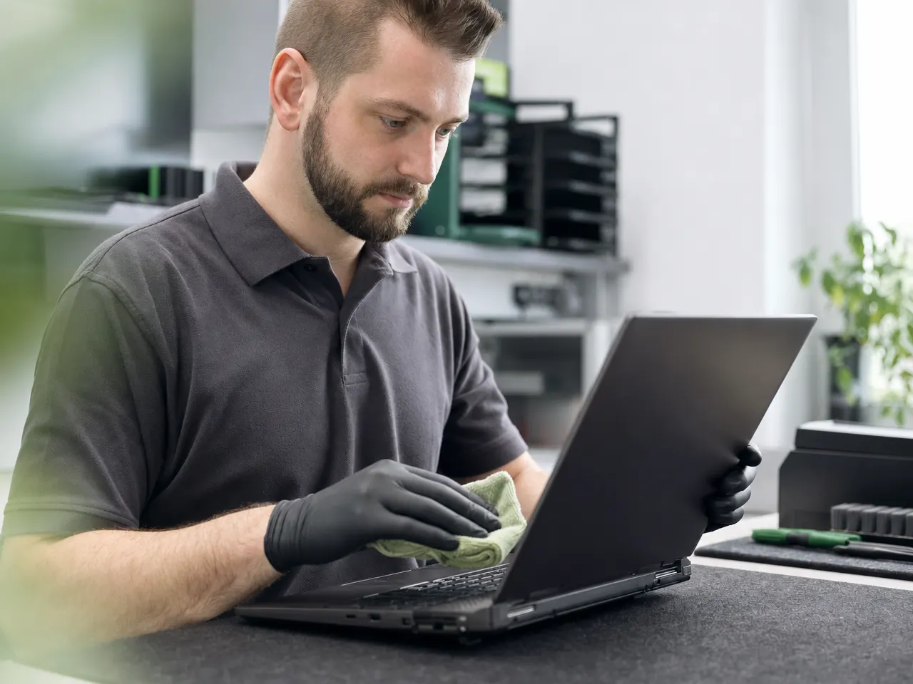 Aufbereitete Bildschirme und Notebooks bereit zur Ausstattung von Arbeitsplätzen