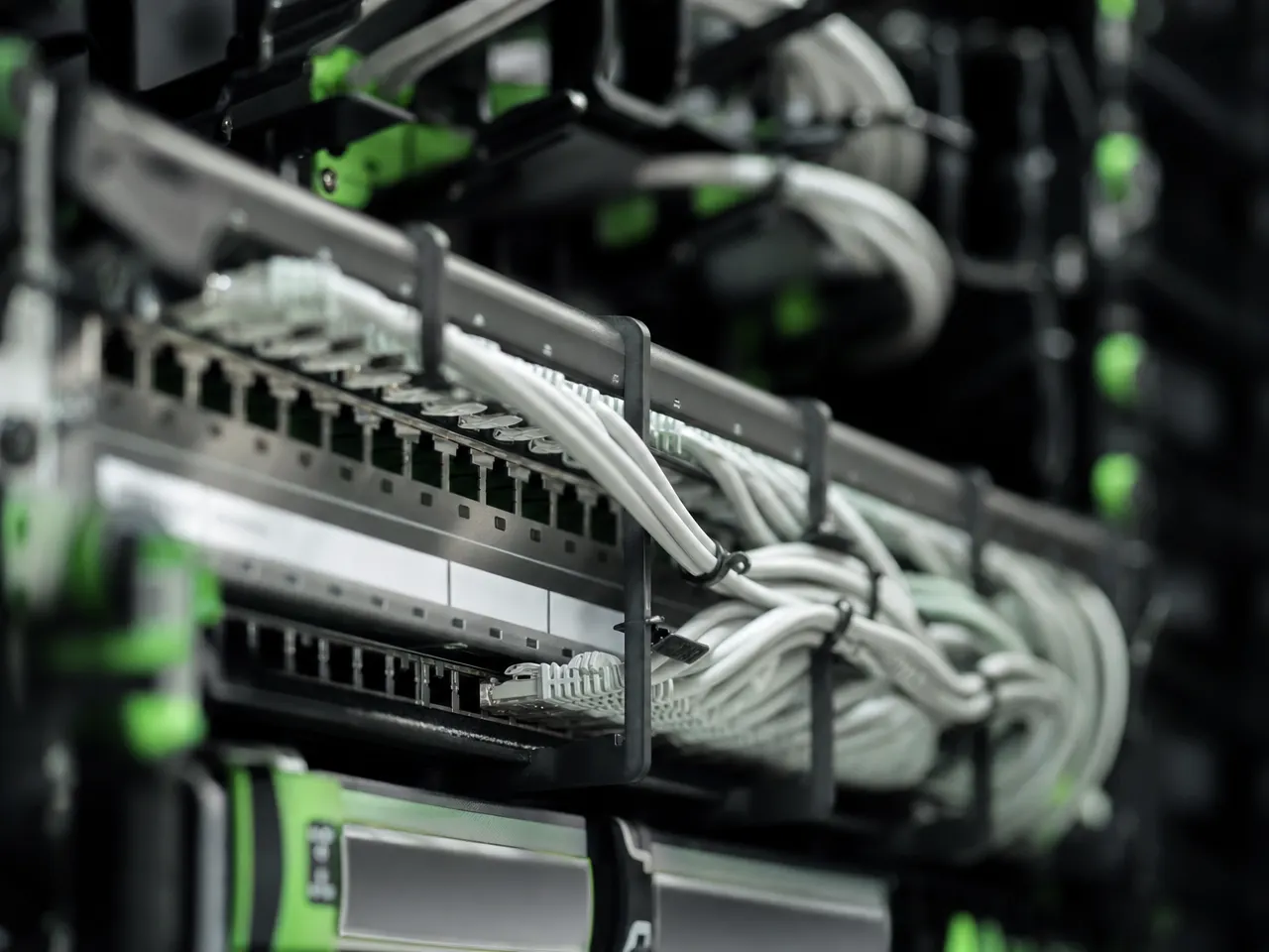 Techniker dokumentiert die Belegung eines Patchfelds im Serverschrank