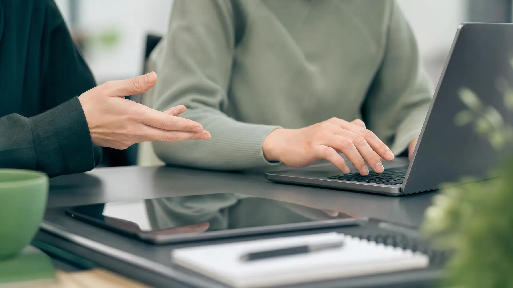 IT-Fachleute arbeiten gemeinsam an einem Projekt in einem hellen Büro