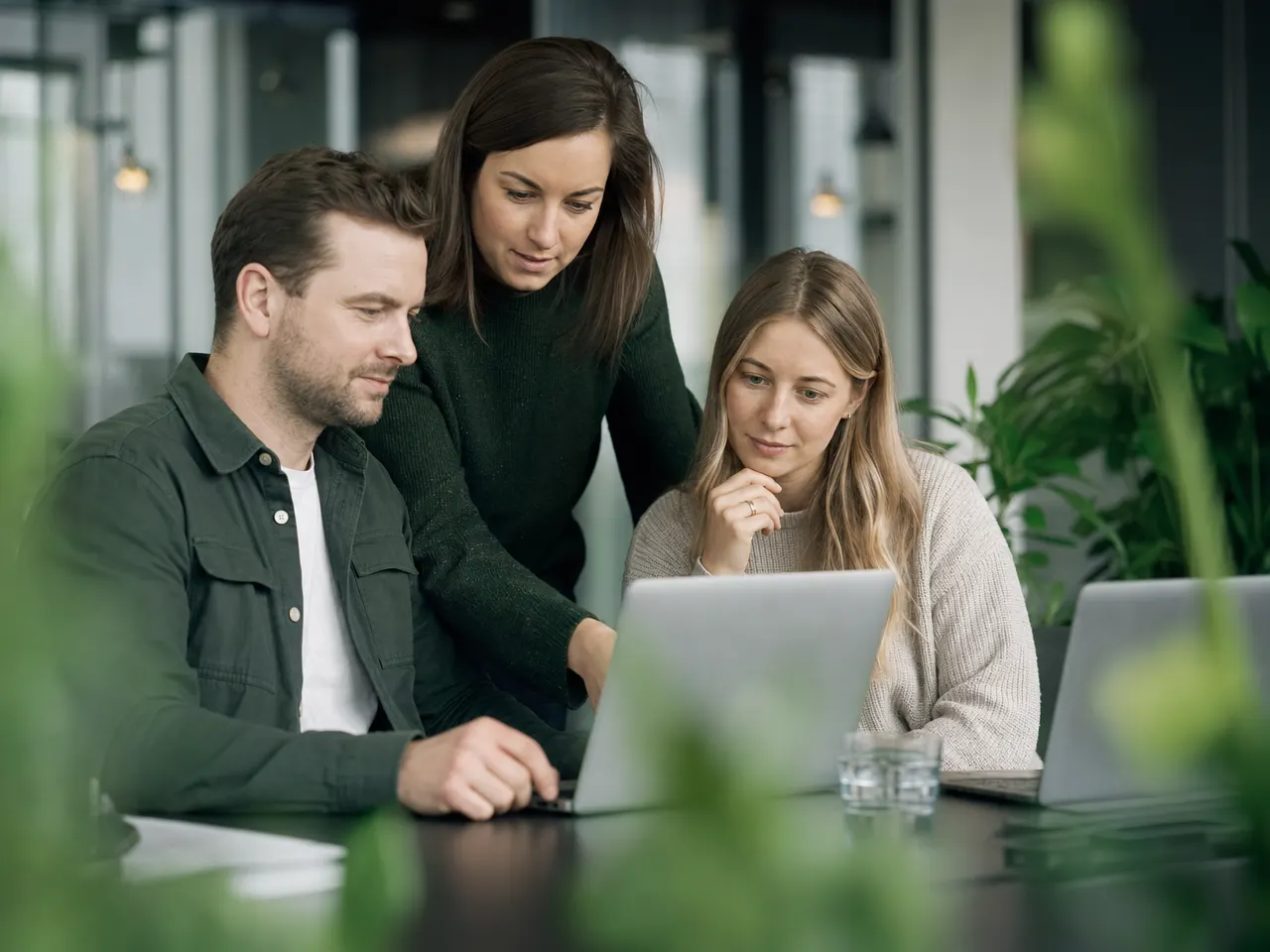 Zwei IT-Fachkräfte besprechen eine Systemlandschaft gemeinsam am Laptop